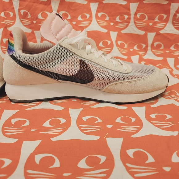 Nike Pride LGBTQ GORGEOUS rainbow 🌈 size 9 Like New! Sneaker - Picture 12 of 16
